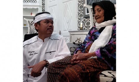 Bupati Dedi Mulyadi bersama Mak Anami, yang diprediksi sebagai manusia tertua di dunia dengan usia 140 tahun.