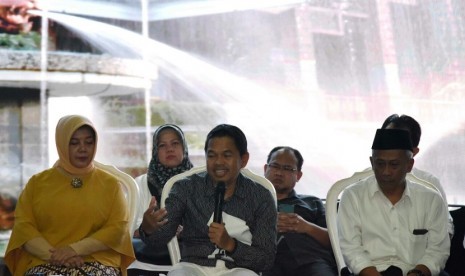 Bupati Dedi Mulyadi didampingi Kepala Dinas Kesehatan Anne Hediana Koesoemah dan Dirut RSUD Bayu Asih, Agung Darwis, saat pamitan kepada ASN dan THL di lingkungan Dinkes dan RSUD, di Bale Yudhistira, Selasa (30/1). 