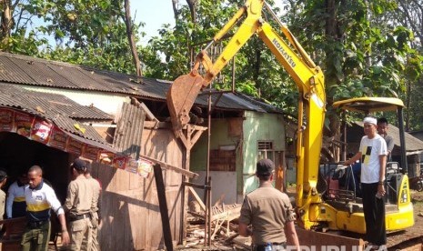 Bupati Dedi Mulyadi, memimpin pembongkaran warung-warung liar yang berdiri di sepanjang Jl Raya Bungursari, Kecamatan Bungursari, Kabupaten Purwakarta, Selasa (10/5). (Republika/Ita Nina Winarsih) 