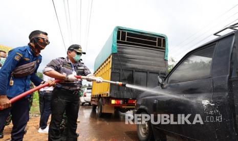 Bupati Dodi Reza Alex Noerdin bersama Kapolres dan Dandim Muba Kompak Cegah Covid 19 semprot disinfektan yang masuk ke wilayah Muba.