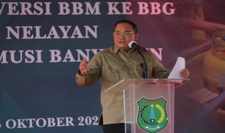 Bupati Dodi Reza Alex Noerdin meluncurkan program sekaligus mendistribusikan sebanyak 1.036 paket konversi Bahan Bakar Minyak (BBM) ke Bahan Bakar Gas (BBG) untuk mesin perahu nelayan yang disalurkan Kementerian ESDM, Kamis (15/10), di Dermaga Dinas Perhubungan Muba.