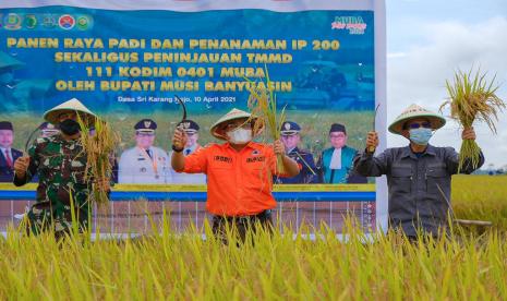 Bupati Dr Dodi Reza Alex Noerdin Lic Econ MBA di sela menghadiri Panen Raya Padi Tahun 2021 Desa Sri Karang Rejo (P8) Kecamatan Lalan, Sabtu (10/4).