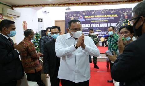 Bupati Dr H Dodi Reza Alex Noerdin Lic Econ MBA di tengah kesibukannya, bersama Kapolres Musi Banyuasin dan Dandim O401 beserta jajarannya menyempatkan diri hadir langsung di Perayaan Ibadah Natal Gereja Protestan Injili Nusantara (GPIN) Serasan Sekate Sekayu, Rabu (16/12) malam.