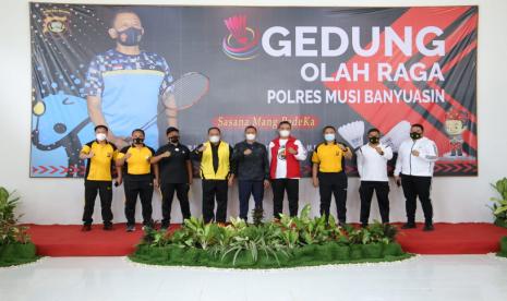 Bupati Dr H Dodi Reza Alex Noerdin Lic Econ MBA bersama Wabup Beni Hernedi SIP terus gelorakan semangat olahraga di tengah Pandemi Covid-19 dalam wilayah Kabupaten Musi Banyuasin.  Hari ini, Jumat (18/12) Bupati Dr H Dodi Reza Alex Noerdin dan Wabup Beni Hernedi bersama Kapolda Sumsel Sumsel Irjen Pol Prof Dr Eko Indra Heri beserta Kapolres AKBP Erlin Tangjaya SIK dan Dandim Muba Letkol ARH Faris Kurniawan SST MT telah meresmikan gedung olahraga Mang PeDeka (polisi dulur kito) sekaligus melaunching Inovasi go smart, di halaman Mapolres Muba.