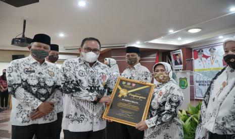 Bupati Dr H Dodi Reza Alex Noerdin menyerahkan penghargaan dan apresiasi secara simbolis santunan bagi Guru Purna Bakti Tahun 2020 dan penyerahan Penghargaan siswa pemenang kompetisi Sains Nasional Sekolah Dasar Juara III Tingkat Nasional M Zafa Al Farobbi dari SDIT.