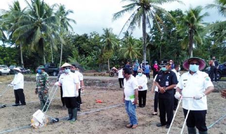  Bupati Elly Engelbert Lasut saat pencanangan Desa Siaga Pangan di Desa Tarun, Kecamatan Melonguane. Pemerintah Kabupaten Kepulauan Talaud menjanjikan memberikan Bantuan Langsung Tunai (BLT) sebesar Rp 500 ribu, terutama bagi warga yang menanami pekarangan sendiri.