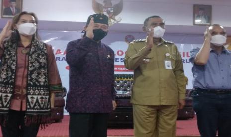 Bupati Ende Apresiasi Peran BPIP Bantu Datangkan Jokowi di Hari Lahir Pancasila. Foto: (Dari kiri) Deputi Bidang Pendidikan dan Pelatihan BPIP Dr Baby Siti Salamah, Sekretaris Dewan Pengarah BPIP Wisnu Bawa Tenaya, Bupati Ende Djafar Achmad, dan Anggota Dewan Pengarah BPIP Rikard Bangun di acara pembekalan penguatan ideologi Pancasila di Ende, Senin (30/5/2022).