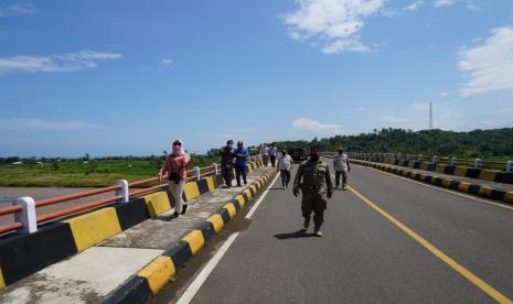 Bupati Garut, Rudy Gunawan, melakukan pengecekan kondisi jalur mudik yang berada di lintas selatan, tepatnya di perbatasan Kabupaten Garut dengan Kabupaten Cianjur, Sabtu (23/4/2022). Polres Garut mengantisipasi hambatan bencana alam di jalur mudik.