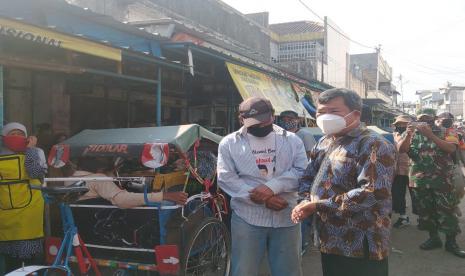 Bupati Garut Prihatin Banyak Wisatawan Abai Protokol. Bupati Garut, Rudy Gunawan, melakukan sidak penerapan protokol keaehatan di Pasar Mandalagiri, Kelurahan Pakuwon, Kecamatan Garut Kota, Jumat (8/1). 