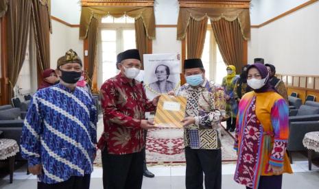 Bupati Garut, Rudy Gunawan melantik  Panitia Pengusung Raden Ayu Lasminingrat, Kamis (3/6).