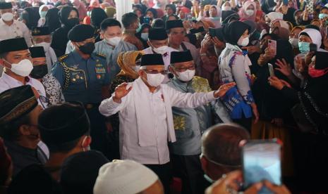 Bupati Garut, Rudy Gunawan menerima kunjungan kerja dari Wakil Presiden (Wapres) K.H. Ma’ruf Amin pada acara peringatan Maulid ke-18 Ponpes Al-Jauhari di Kampung Sangojar, Desa Sindanggalih, Karang Tengah, Kabupaten Garut, Jawa Barat, Kamis (24/11/2022). 