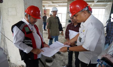 Bupati Garut, Rudy Gunawan, meninjau pembangunan Mal Pelayanan Publik di Kecamatan Tarogong Kidul, Kabupaten Garut, Rabu (9/11/2022). 