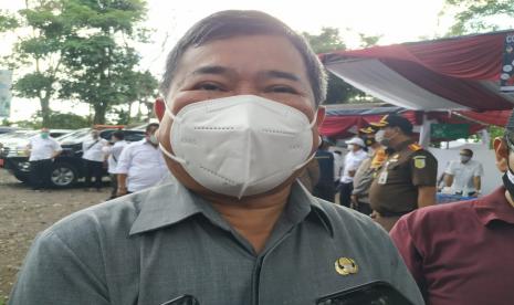 Bupati Garut Rudy Gunawan saat diwawancara.