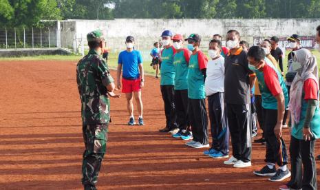 Bupati Gunungkidul Sunaryanta (kedua kiri) memimpin para kepala Organisasi Perangkat Daerah (OPD), Pemerintah Kabupaten (Pemkab) Gunungkidul olahraga bersama di Gelora Handayani Wonosari, Rabu (22/12).