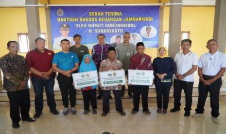  Bupati Gunungkidul Sunaryanta menyerahkan program Jambanisasi Tahun 2023. Bantuan yang bersumber dari Bantuan Keuangan Khusus (BKK) tersebut menyasar sebanyak 150 kepala keluarga di Kapanewon Ponjong.