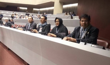 Bupati Halmahera Selatan, Bahrain Kasuba (kanan), menerima penghargaan bidang kesehatan dalam acara yang diselenggarakan oleh Perserikatan Bangsa-Bangsa (PBB) di Jenewa, Swiss, Rabu (21/3). 