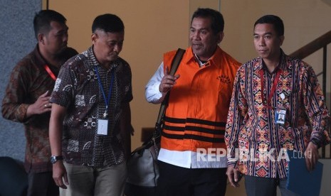 Bupati Hulu Sungai Tengah, Kalimantan Selatan Abdul Latif (kedua kiri) dengan rompi tahanan meninggalkan gedung KPK, Jakarta, Jumat (5/1).