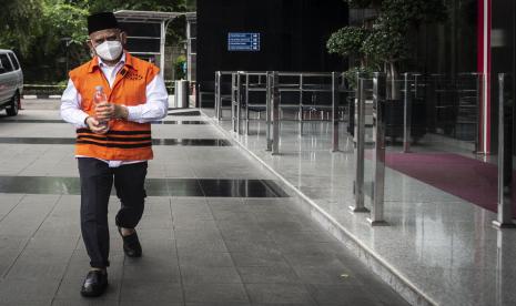 Bupati Hulu Sungai Utara (HSU) nonaktif Abdul Wahid bersiap menjalani pemeriksaan di Gedung KPK, Jakarta, Kamis (10/2/2022). Abdul Wahid diperiksa penyidik KPK dalam kasus Tindak Pidana Pencucian Uang (TPPU) dan suap terkait pengadaan barang dan jasa di Kabupaten Hulu Sungai Utara, Kalimantan Selatan