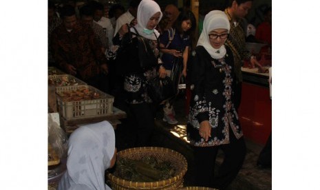 Bupati Indramayu Anna Shopanah (kanan) tinjau pasar.