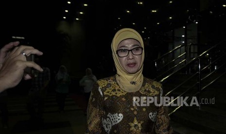 Bupati Indramayu Anna Sophana berjalan usai menjalani pemeriksaan di gedung KPK, Jakarta, Selasa (20/9)