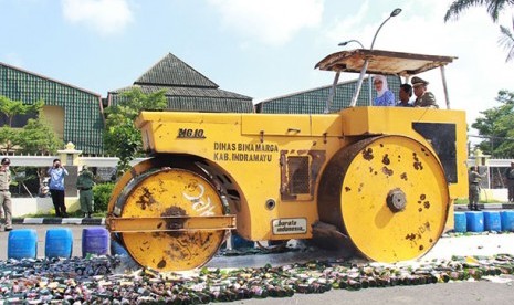 Bupati Indramayu, Anna Sophanah menggilas ribuan minol.