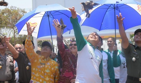 Bupati Indramayu, H. Supendi bersama Direktur Keuangan PT Polytama Propindo, Uray Azhari, melepas merpati menandai dibukanya Taman Kehati di Kota Indramayu.