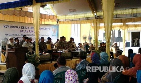 Bupati Indramayu Hj. Anna Sophanah berikan arahan pada penyerahan dana Baznas (ilustrasi)