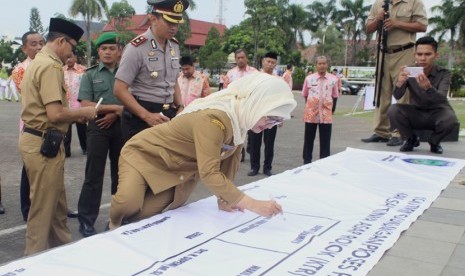 Bupati Indramayu Hj. Anna Sophanah berikan tanda tangan dukungan untuk Kawasan Tanpa Asap Rokok (KTAR).