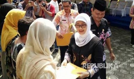 Bupati Indramayu Hj. Anna Sophanah menyerahkan Baznas di Kantor Kecamatan Haurgeulis.