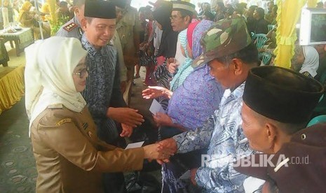 Bupati Indramayu Hj. Anna Sophanah menyerahkan zakat secara simbolis.