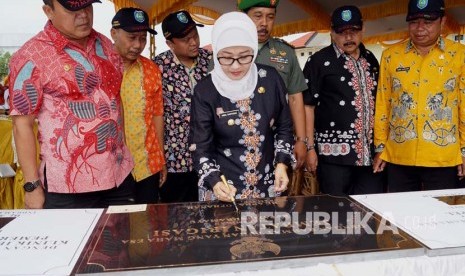 Bupati Indramayu, Hj. Anna Sophanah meresmikan sebelas proyek pembangunan Pemerintah Kabupaten (Pemkab) Indramayu yang sudah diselesaikan pada tahun 2016.