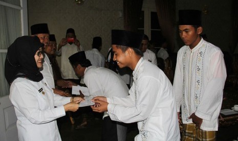 Bupati Indramayu menyalami para santri.