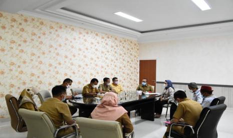 Bupati Indramayu, Nina Agustina (kerudung biru), memimpin rapat mendadak dalam menyikapi perkembangan pandemi Covid-19, di Pendopo Indramayu, Selasa (15/6).