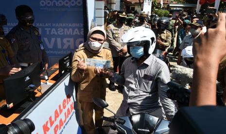 Bupati Indramayu, Nina Agustina, meluncurkan Inovasi Pelayanan Publik Samsat Drive Thru, bertempat di Kantor Kecamatan Haurgeulis Indramayu, Senin (7/6).