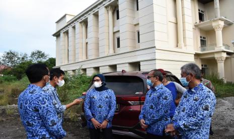 Bupati Indramayu, Nina Agustina, meninjau Gedung Asrama Haji Indramayu dalam mengantisipasi penuhnya ruang isolasi untuk pasien tekonfirmasi positif Covid-19 di rumah sakit di Kabupaten Indramayu