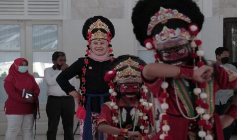 Bupati Indramayu, Nina Agustina, sedang giat berlatih tari topeng