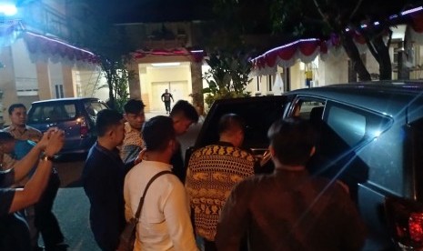 Bupati Indramayu, S, ditangkap KPK di rumahnya di Desa/Kecamatan Bongas, Kabupaten Indramayu, Senin (14/10) sekitar pukul 23.40 WIB. Selain bupati, ada empat orang lainnya yang juga ditangkap. Belum diketahui kasus apa yang membelit mereka. 