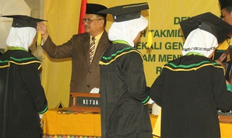 Bupati Indramayu, Supendi, mewisuda 932 santri yang lulus Diniyah Takmiliyah Awaliyah (DTA) di Kabupaten Indramayu. Kegiatan wisuda akbar itu dilakukan di Pendopo Kabupaten Indramayu, Rabu (26/6).