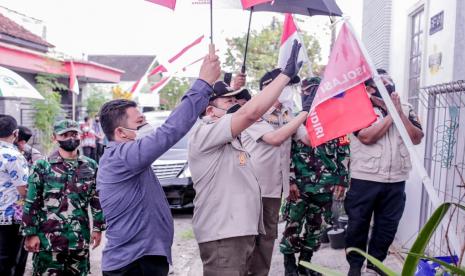 Bupati Jember, Jawa Timur, Hendy Siswanto mendatangu sejumlah rumah warga yang sedang melakukan isolasi mandiri, Jumat (6/8). 