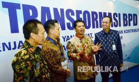 Bupati Kabupaten Bandung Dadang M Naser (kedua kanan) berbincang dengan Dirut Bank BJB ahmad Irfan (kanan) pada acara 'Sosialisasi Transformasi Bank Pembangunan Daerah (BPD)' di Kota Bandung, Senin (29/8). (Republika/Edi Yusuf)