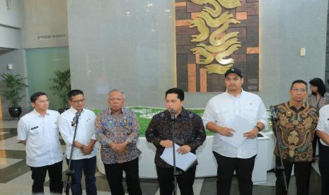 Bupati Kabupaten Bandung Dadang Supriatna (Kang DS), bersama Menteri BUMN dan Ketua PSSI Erick Thohir, dan Menteri PUPR Basuki Hadimuljono, dalam rapat koordinasi percepatan, perbaikan, dan pembangunan Stadion untuk Piala Dunia U-17 2023 di ruang rapat Menteri PUPR Jakarta Selatan.