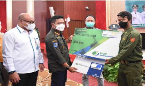 Bupati Kabupaten Bandung Dadang Supriatna menaikkan insentif Linmas Desa sebanyak 100 persen.