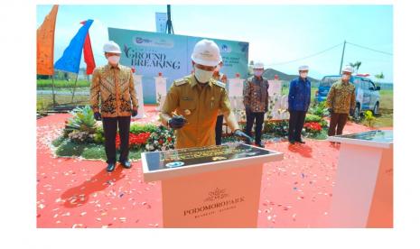 Bupati Kabupaten Bandung Dadang Supriatna, sedang menandatangani Prasasti Al Azhar Islamic Boarding School