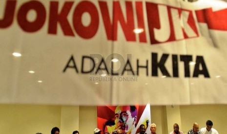 Perwakilan partai koalisi se- Pegunungan Tengah, Papua berbicara saat mendekalarasikan dukungan kepada capres-cawapres Jokowi-JK di Jakarta, Senin (30/6). 