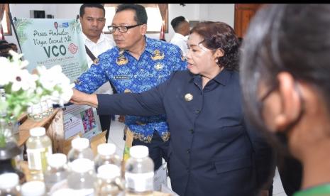 Bupati Kabupaten Rote, Paulina Haning Bullu meninjau produk hasil sekolah binaan Yayasan Pendidikan Astra - Michael D. Ruslim (YPA-MDR) dalam acara seminar nasional di Rote Ndao