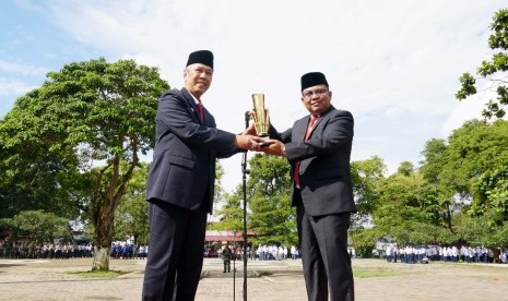 Bupati Kabupaten Tanah Datar  Irdinansyah Tarmizi 