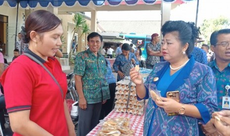 Bupati Karangasem-Bali, I Gusti Ayu (IGA) Mas Sumatri (kanan)