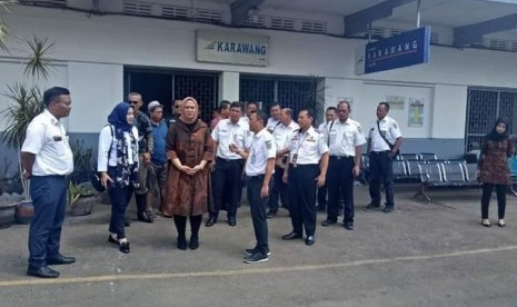 Bupati Karawang Cellica Nurachadiana, bersama sejumlah petinggi PT KAI Daop 1 Jakarta, saat meninjau Stasiun Karawang, Kamis (25/4).