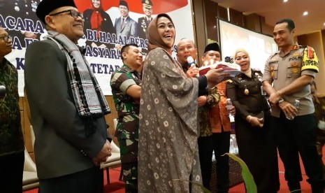 Bupati Karawang Cellica Nurachadiana, bersama unsur forum komunikasi pimpinan daerah, dalam acara halal bi halal dengan ormas dan perwakilan partai politik, Selasa (18/6).