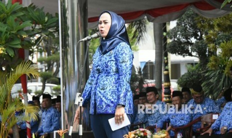 Bupati Karawang Cellica Nurachadiana saat menjadi pembina upacara HUT Korpri ke 46, Rabu (29/11).